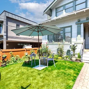 Vintage 3 Bedroom In Prime Eastlake With Private Parking , Seattle United States